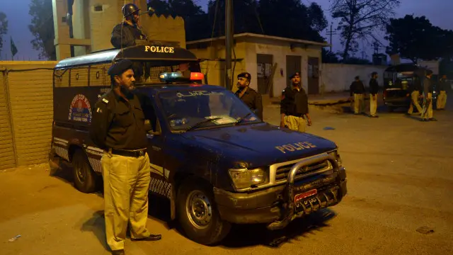 پولیس کے مطابق اویس شاہ کی گاڑی کراچی کے علاقے کلفٹن میں آغا شاپنگ مال کے سامنے سے لاک پائی گئی ہے