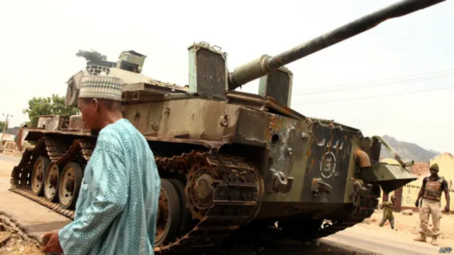 دبابة تركها مسلحو بوكو حرام ورائهم لدى انسحابهم امام القوات النيجيرية