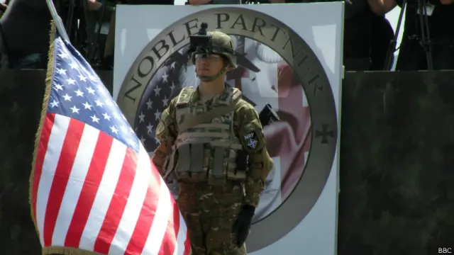 Военнослужащий с флагом учений