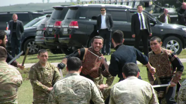 На церемонии открытия учений в Вазиани американцам показали, что такое искусное владение холодным оружием