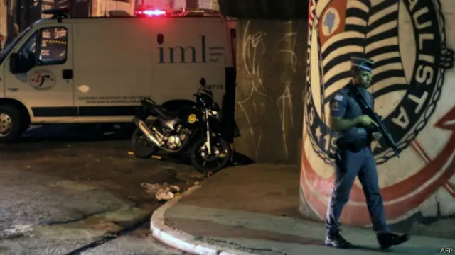 Policial em patrulhamento após chacina que deixou oito mortos em São Paulo em abril de 2015; ordem teria partido da facção PCC.