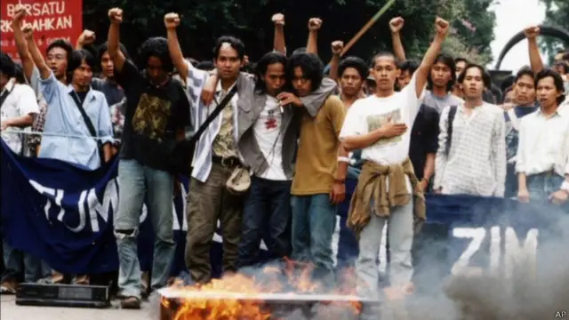 Demonstrasi mahasiswa yang menuntut reformasi berlangsung di berbagai kampus di Indonesia pada Mei 1998.