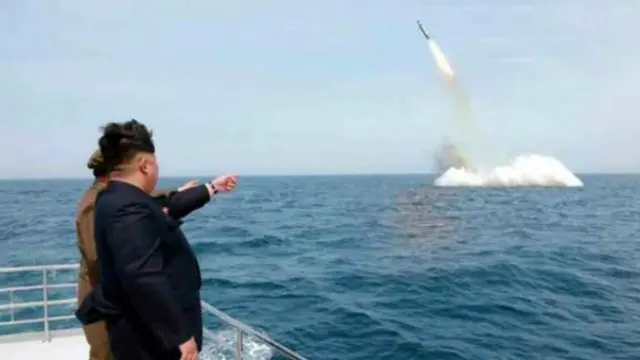 Kim Jong-un menyaksikan peluncuran rudal dari bawah air.
