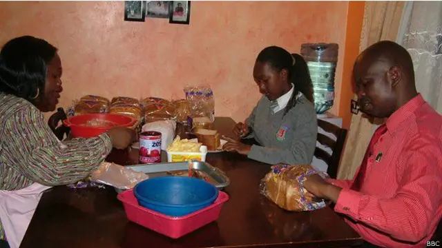 Dengan gaji seorang guru sekolah dasar, Olouch menghabiskan biaya sekitar 2.000 shilling Kenya atau setara dengan Rp291.000 per hari untuk memberi makan anak-anak tunawisma tersebut.