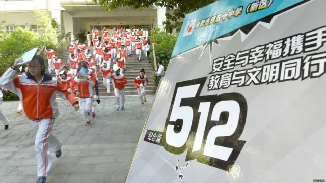 安徽合肥蜀山區第五十中學（新區）學生演練地震逃生撤離（新華社圖片12/5/2015）