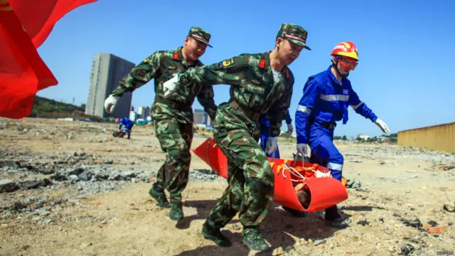 山東青島舉行地震應急救援實戰演練（新華社圖片11/5/2015）
