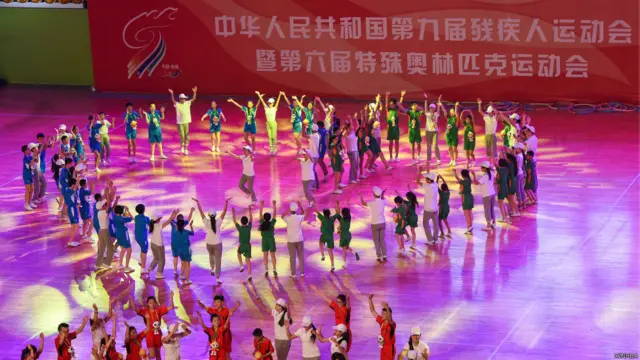 四川綿陽第六屆中國特殊奧林匹克運動會開賽儀式上舞蹈員在表演（新華社圖片11/5/2015）