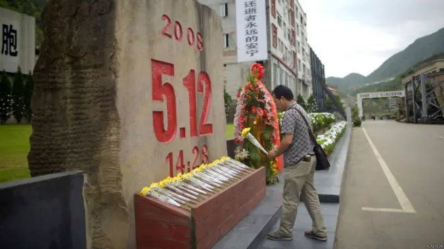 四川綿陽市民在北川老縣城的紀念碑前祭奠地震遇難者（新華社圖片11/5/2015）