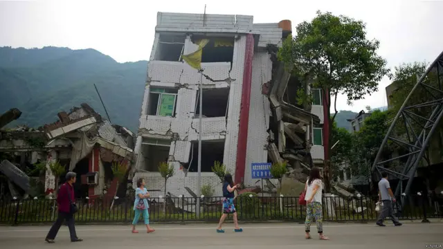 四川綿陽市民在北川老縣城參觀地震遺址（新華社圖片11/5/2015）