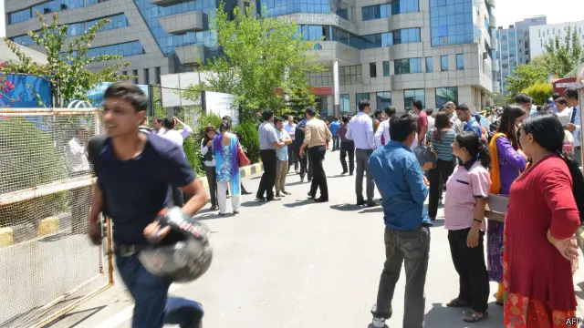 هرع الآلاف من النيباليين إلى الشوارع فور شعورهم بالزلزال.