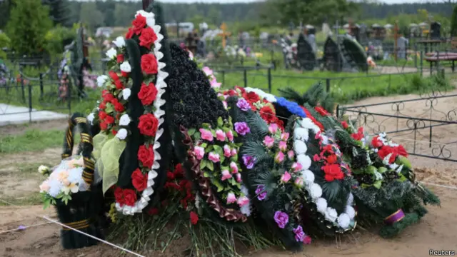 Венки на могиле десантника, Псков