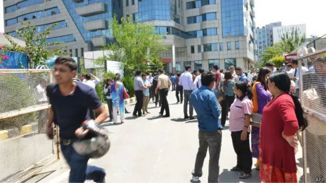 Warga Kathmandu panik berlarian ke luar gedung saat gempa mengguncang.