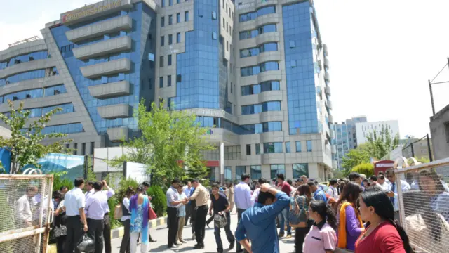 زلزلے کےجھٹکے بھارت کی مشرقی ریاستوں اور دارالحکومت دہلی تک محسوس کیے گئے جہاں لوگ گھبرا کر سڑکوں پر نکل آئے۔