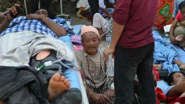 زلزلے کی وجہ سے ہسپتالوں سے بھی مریضوں کو کھلے آسمان تلے منتقل کر دیا گیا