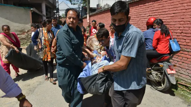 زلزلے کی وجہ سے ہسپتالوں میں موجود ان زخمیوں کو بھی منتقل کرنا پڑا جو گذشتہ زلزلے میں زخمی ہونے کے بعد زیرِ علاج تھے۔