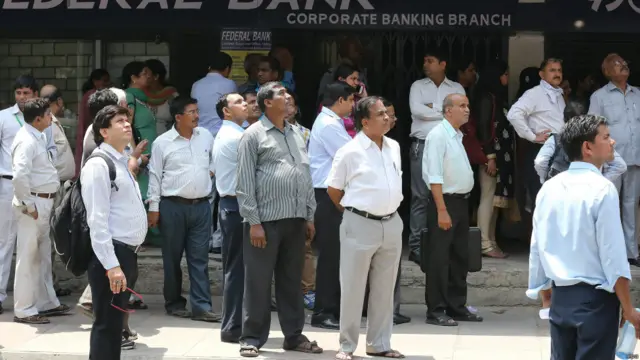 بھارتی دارالحکومت نئی دہلی میں بھی زلزلے کے جھٹکے محسوس کیے گئے جہاں عمارتیں ہل کر رہ گئیں اور لوگ گھبرا کر سڑکوں پر نکل آئے۔