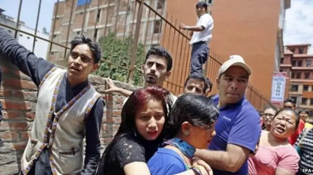 د زلزلې له پیلېدو خلک کتماندو کې کوڅو ته راووتل