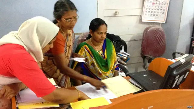 जानकारों का कहना है कि ग्रामीण भारत में इंटरनेट का इस्तेमाल बढ़ने से एक क्रांति आ सकती है