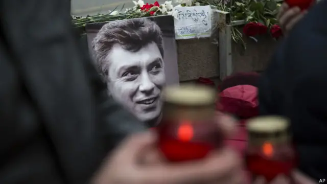 ماسکو کے مرکز میں جہاں نیمتسوو کو گولی ماری گئی وہاں ان کے حامیوں نے ایک عارضی یادگار بنا رکھی ہے