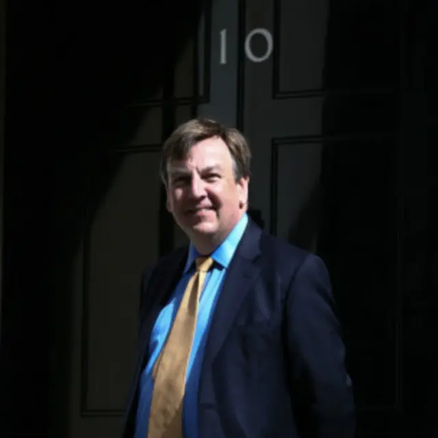 隨著維挺戴爾出任文化大臣，分析人士普遍預料，BBC在2016年與政府談判下一輪執照費時不會一帆風順。 目前，透過BBC開發的越來越受歡迎的網絡播放器iPlayer觀看BBC節目，並不需要繳費。 