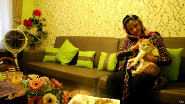 غزل از کودکی حیوانات زیاد خانگی پرورش داده و گربه‌اش نفیسه نسل سوم گربه‌هایی است که در دامن خانواده غزل پرورش یافته‌اند