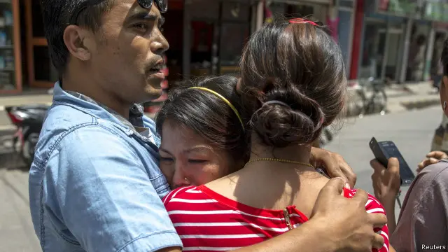 مواطنون في نيبال فزعوا من الزلزال الجديد الذي ضرب بلدهم. 