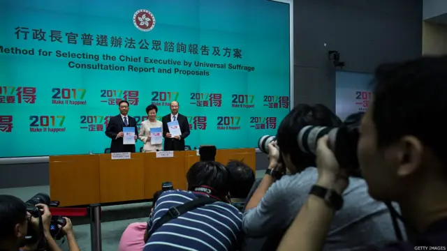 林郑月娥(中)、谭志强(右)与袁国强(左)在香港政府总部出席政改方案新闻发布会(22/4/2015)