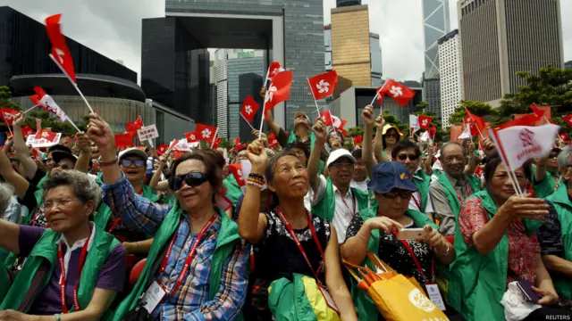 亲北京团体在香港政府总部举行支持政改集会(9/5/2015)