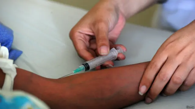 No existe un medicamento para curar la chikungunya, así que el tratamiento consiste en aliviar el dolor.