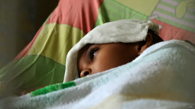 El término hace alusión al aspecto encorvado de los pacientes debido a los dolores articulares. 