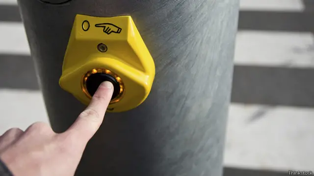 Кнопка на пешеходном переходе