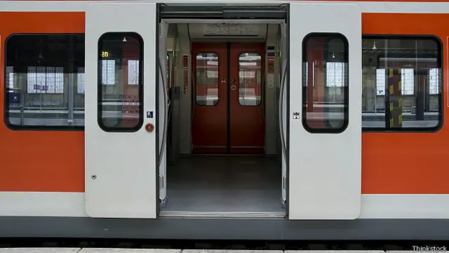 Раскрытые двери в поезде