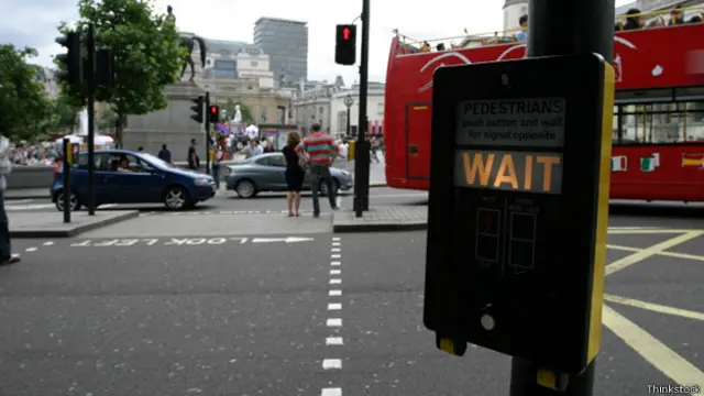 Надпись "Ждите" на переходе