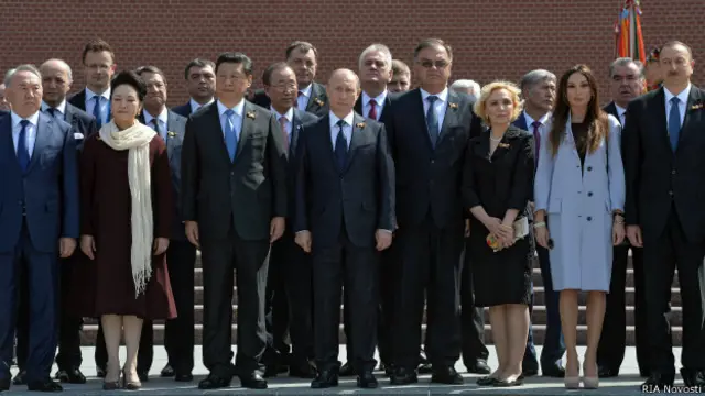 Владимир Путин и зарубежные гости после возложения цветов к Могиле Неизвестного Солдата 9 мая 2015 г.