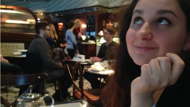 瑟奈带着笑,淡淡地说:“只有你迷失了,才会找到真正属于自己的路。”