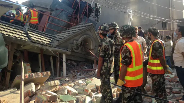 کھٹمنڈو میں دو ہفتے قبل آنے والے زلزلے سے جزوی طور پر متاثر ہونے والی متعدد عمارتیں اس زلزلے میں زمیں بوس ہوگئی ہیں۔