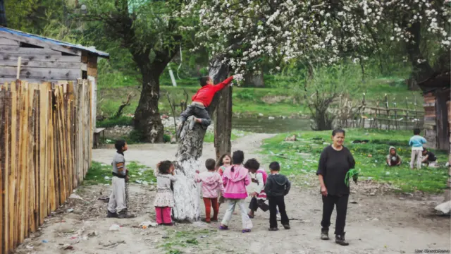 Чужинців у таборі називають "ґаджо", що означає "білий". "Джаморе" на противагу - "засмаглий".