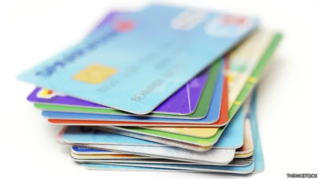 Tiene el tamaño de una tarjeta de crédito.