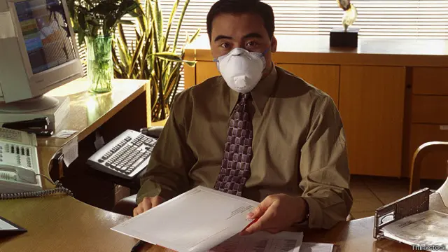 Человек в антиаллергенной маске