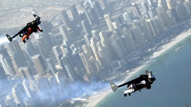 حلق الرجلان في تشكيل فوق معالم دبي الشهيرة