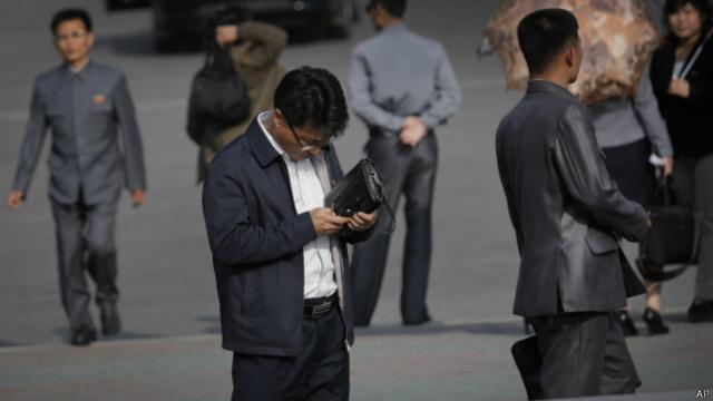 Norte-coreanos se apegaram a seus celulares (de fabricação chinesa), assim como o resto do mundo