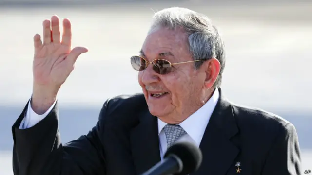 Raúl Castro fue al aeropuerto a despedir al presidente Hollande.