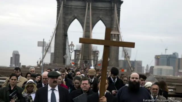 Крестный ход на Бруклинском мосту, Нью-Йорк, 3 апреля 2015 г.