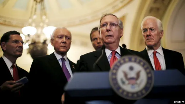 参议院多数党领袖、共和党议员麦康奈尔(右二)