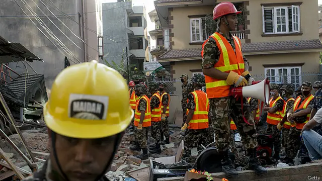 نیپال کے دارالحکومت کھٹمنڈو میں کم از کم دو عمارت زمیں بوس ہو گئی ہے جس میں لوگوں کے پھنسے ہونے کا خدشہ ظاہر کیا جا رہا ہے