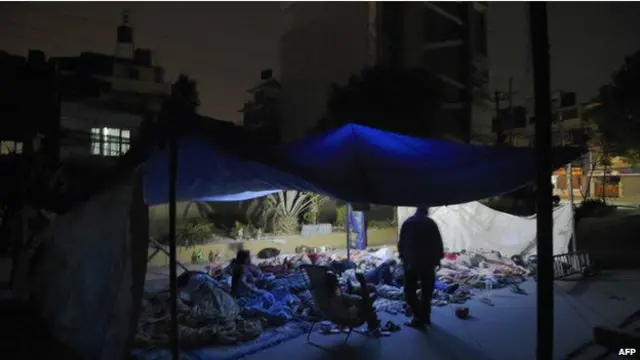 ہزاروں افراد نے رات کھلے آسمان کے نیچے عارضی آشیانے میں گزاری