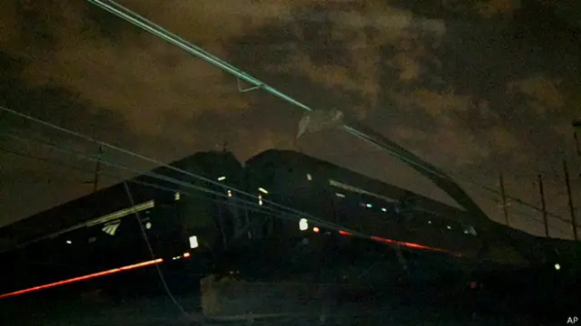 حادثے کی فوری وجہ معلوم نہیں ہو سکی ہے تاہم حکام نے علاقے کو گھیرے میں لے لیا ہے