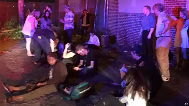 Пассажиры сошедшего с рельсов поезда