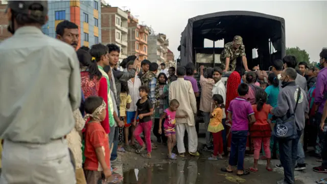نیپال میں ابھی تک زندگی معمول پر نہیں آسکی ہے اور لوگ امداد کے لیے گاڑیوں کے گرد اکٹھا ہو جاتے ہیں۔