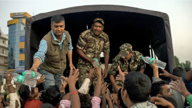 پانی کی قلت کا احساس ان بوتلوں کی تقسیم سے ہو سکتا ہے۔ ماہرین کا کہنا ہے کہ مون سون کی آمد سے زلزلہ کے متاثرین کی پریشانیوں میں اضافہ ہو سکتا ہے۔